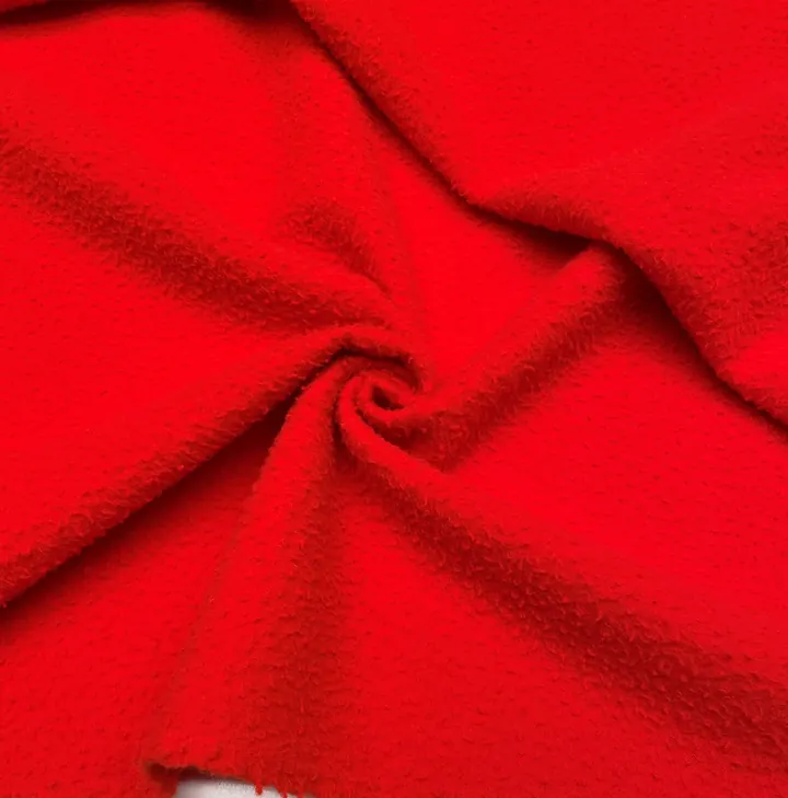 Primer plano del tejido de Casentino rojo con su característica superficie rizada