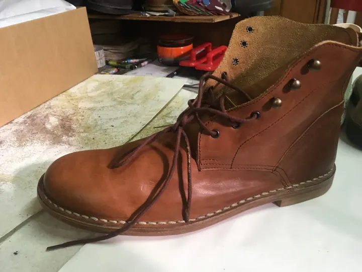 Piel cálida + cordones oscuros