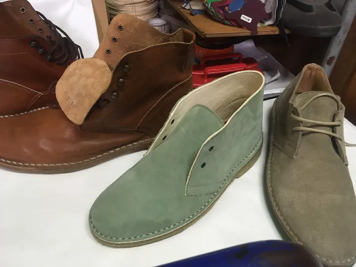 Ejemplos L’artigiano Florence con cortes de ante verde y botines de piel
