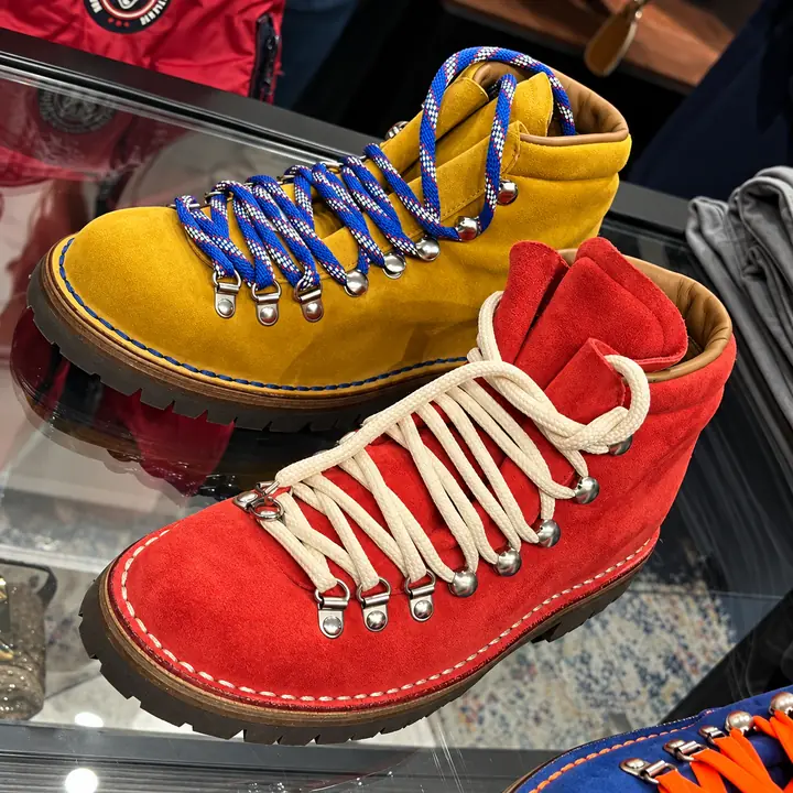 Botines amarillos con cordones azules multicolor y botines rojos con cordones marfil