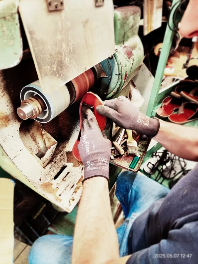 Lavorazione manuale di un sandalo nel laboratorio Gianluca