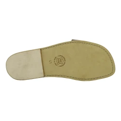 Sandalias tangas en cuero de color de barro hechas a mano