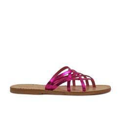 Zapatillas de damas tanga de cuero laminado fucsia