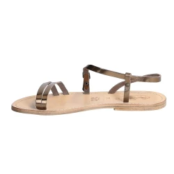 Sandales plates en cuir laminées bronze pour femme