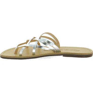 Flache Hand gefertigte Damen-Sandalen mit Riemchen aus silberfarbenem Leder und Ledersohle