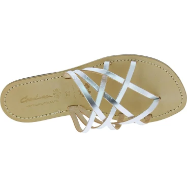 Flache Hand gefertigte Damen-Sandalen mit Riemchen aus silberfarbenem Leder und Ledersohle