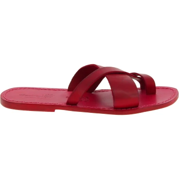 Rote Leder-Flip-Flops auf der großen Zehe und der Ledersohle
