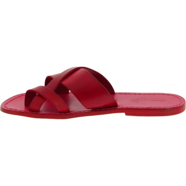 Rote Leder-Flip-Flops auf der großen Zehe und der Ledersohle