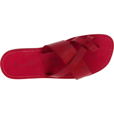 Rote Leder-Flip-Flops auf der großen Zehe und der Ledersohle