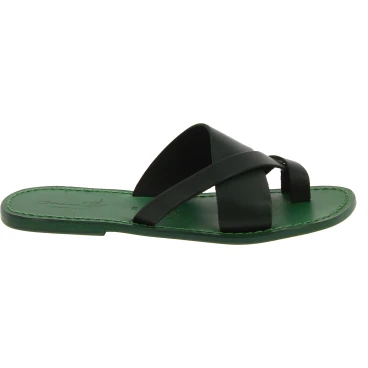 Handgemachte geflochtene Flip-Flops aus grünem Leder am großen Zeh