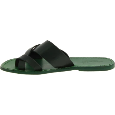 Handgemachte geflochtene Flip-Flops aus grünem Leder am großen Zeh