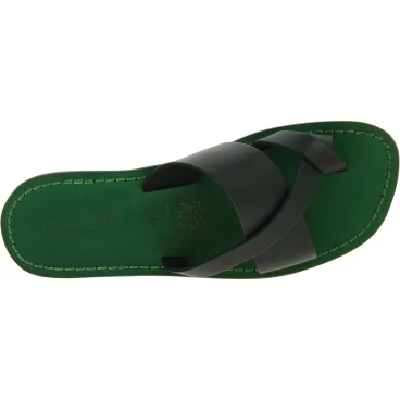Handgemachte geflochtene Flip-Flops aus grünem Leder am großen Zeh