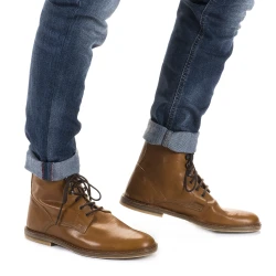 Stivaletti da uomo in pelle color cuoio fatte a mano in Italia