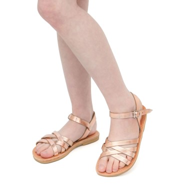 Sandalias trenzadas para niña en piel de becerro laminada oro rosa con cierre de hebilla
