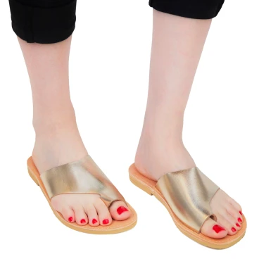 Sandali infradito slip-on da donna fatti a mano in pelle di vitello laminata oro
