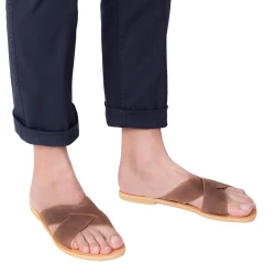 Sandalias para hombre con bandas cruzadas en piel nobuck marrón oscuro