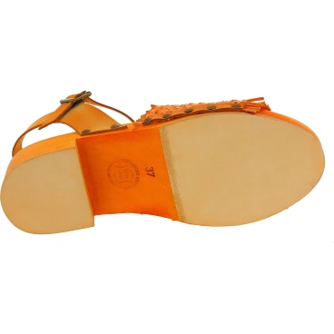 Zoccolo da donna arancio in legno con fascia in vera pelle intrecciata