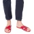 Rote Leder-Flip-Flops auf der großen Zehe und der Ledersohle
