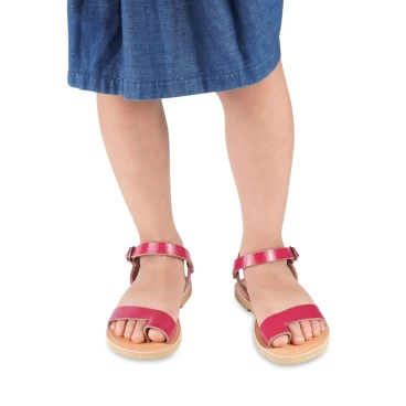 Girl's thong sandals in fuchsia calfskin with buckle closure