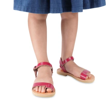 Girl's thong sandals in fuchsia calfskin with buckle closure