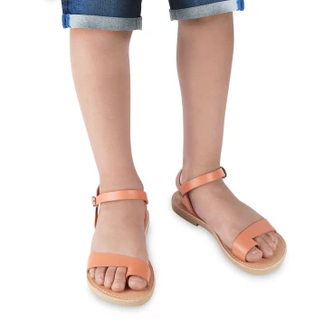 Girl's thong sandals in fuchsia calfskin with buckle closure