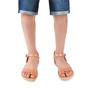 Girl's thong sandals in fuchsia calfskin with buckle closure
