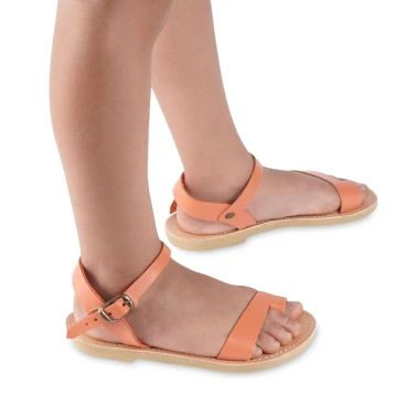Girl's thong sandals in fuchsia calfskin with buckle closure