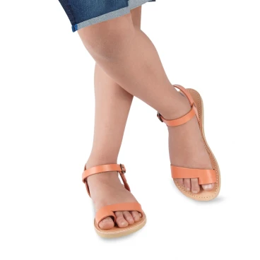 Girl's thong sandals in fuchsia calfskin with buckle closure