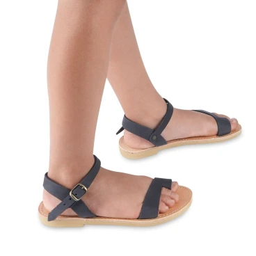 Girl's thong sandals in fuchsia calfskin with buckle closure