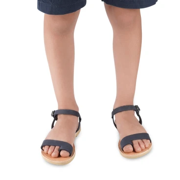 Girl's thong sandals in fuchsia calfskin with buckle closure