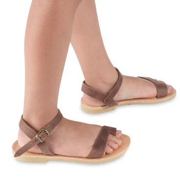 Girl's thong sandals in fuchsia calfskin with buckle closure