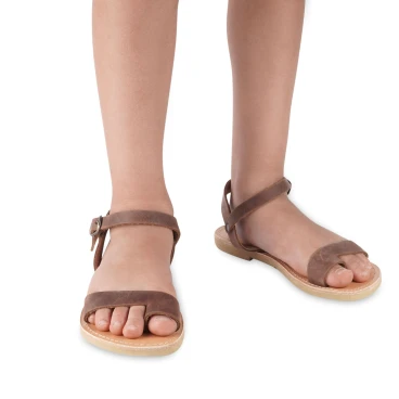 Girl's thong sandals in fuchsia calfskin with buckle closure