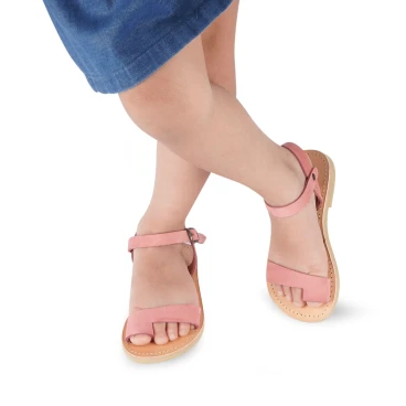 Sandalias para niña en piel de becerro fucsia con cierre de hebilla