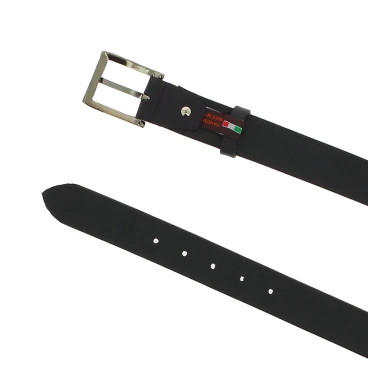 Cinturón de piel negro con hebilla rectangular de metal clásica