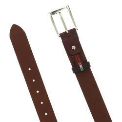 Cinturón de piel marron oscuro con hebilla rectangular de metal clásica