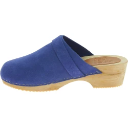 Wooden clogs for women with closed upper in blue suede leather