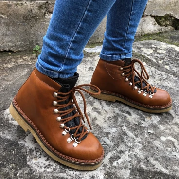 Stivale da montagna donna color cuoio suola in caucciù
