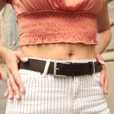 Cintura in pelle marrone scuro conciata al vegetale con fibbia in metallo
