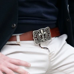 Cintura artigianale in pelle marrone con fibbia giglio fiorentino