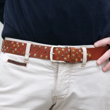 Ceinture cloutée en cuir avec clous métalliques ronds