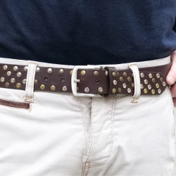 Ceinture en cuir marron foncé avec clous métalliques ronds