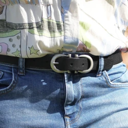 Ceinture en cuir noir faite à la main avec huit boucles en métal