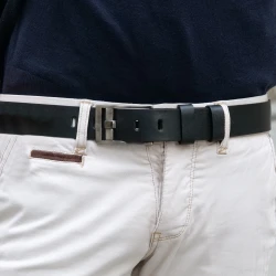 Cinturón de cuero negro hebilla rectangular con pasador plano