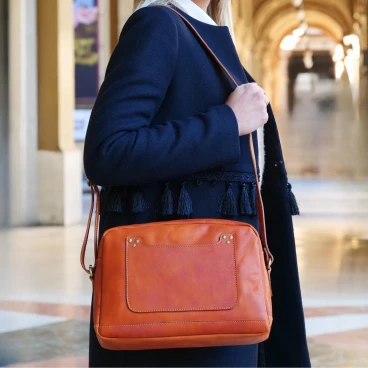 Sac besace en cuir tanné au végétal fait à la main en Italie