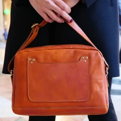 Borsa bandolera en piel de curtición vegetal hecho a mano en Italia