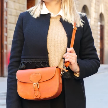 Schultertasche für Damen aus pflanzlich gegerbtem Leder