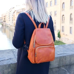 Mochila de mujer en piel de becerro 100% hecha a mano en Italia.