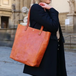 Tote bag in tan leather handmade in Tuscany
