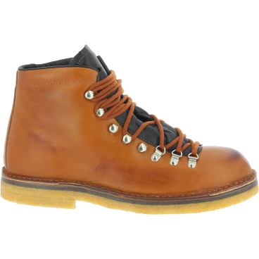 Men's mountain boot in tan leather with crepe sole