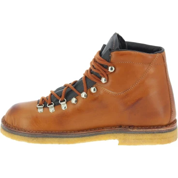 Men's mountain boot in tan leather with crepe sole